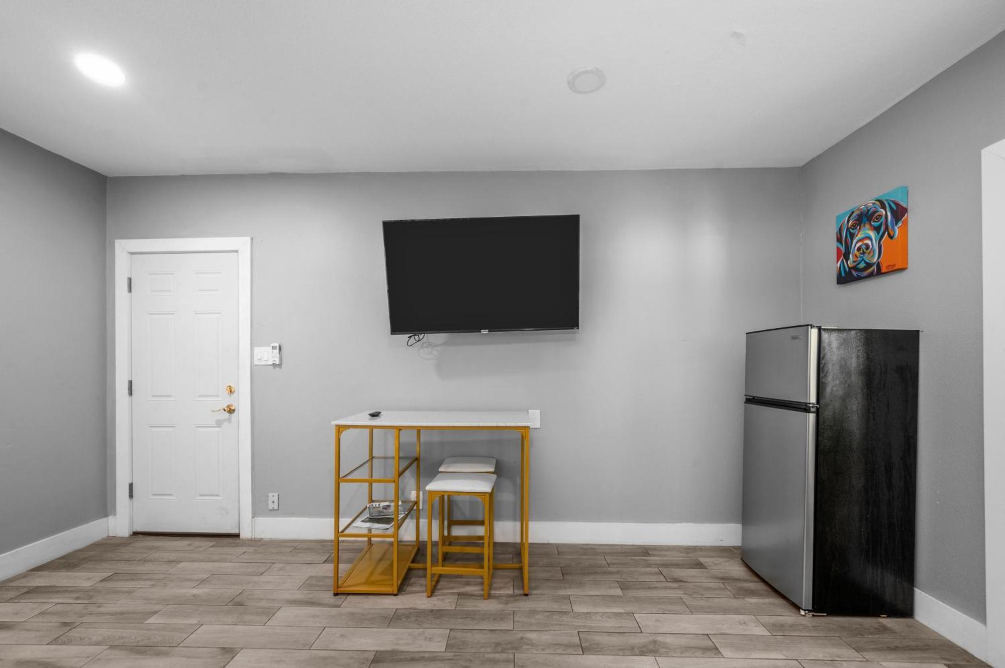 Chic Studio Apt In Central Houston With Free Park Apartment ภายนอก รูปภาพ