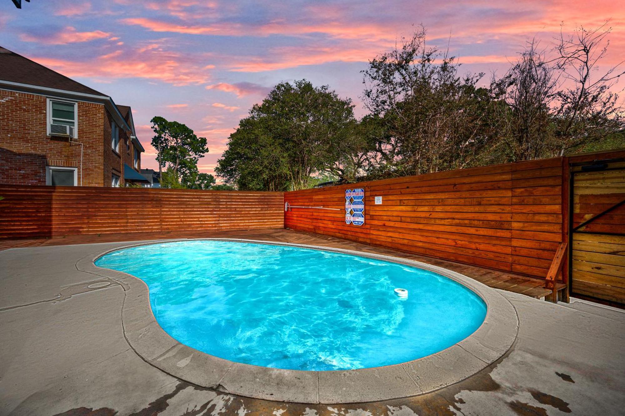 Chic Studio Apt In Central Houston With Free Park Apartment ภายนอก รูปภาพ